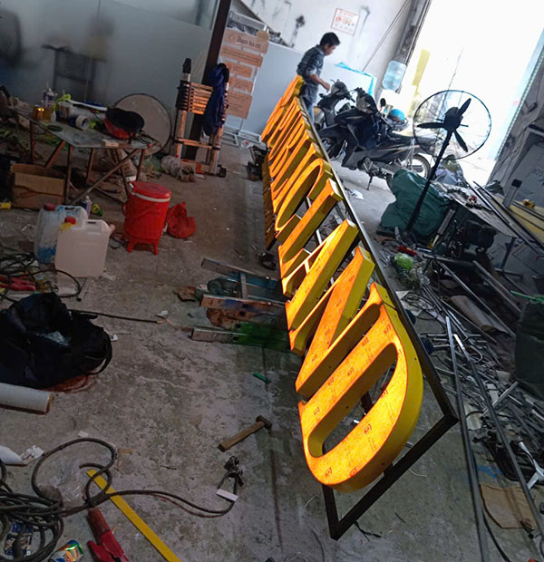 T&acirc;n trang, vệ sinh v&agrave; sửa chữa bảng hiệu bị phai m&agrave;u