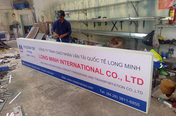 Sửa bảng hiệu quảng c&aacute;o bị thấm nhiễu nước