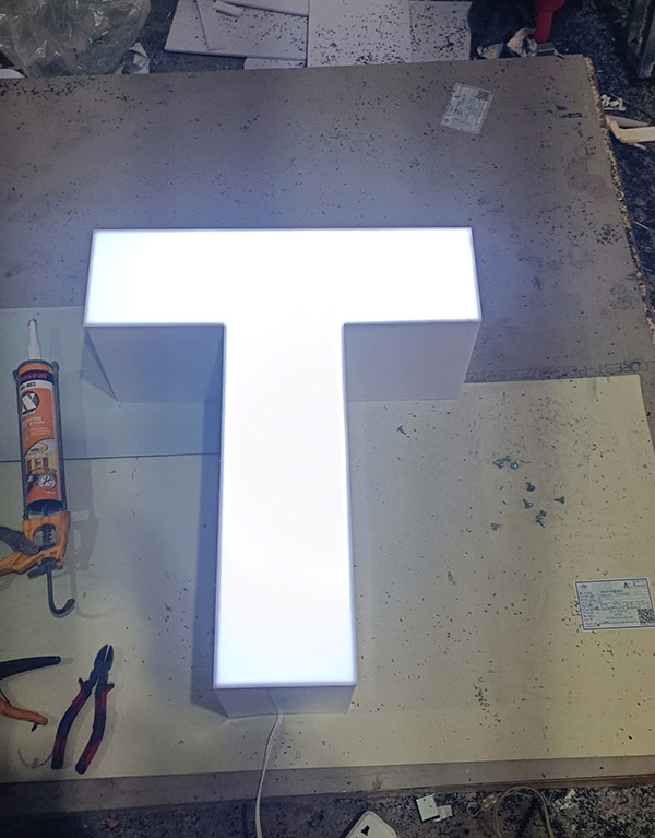 Sửa chữa bảng hiệu về vấn đề hệ thống chiếu s&aacute;ng