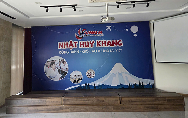 Thi c&ocirc;ng backdrop sự kiện học vấn tại quận 1