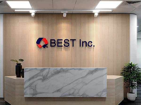 Mẫu backdrop c&ocirc;ng ty bằng chữ nổi Mica uốn ch&acirc;n