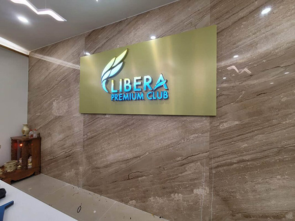 V&aacute;ch logo c&ocirc;ng ty đặt tại ph&ograve;ng l&agrave;m việc nhằm truyền cảm hứng, động lực cho nh&acirc;n vi&ecirc;n