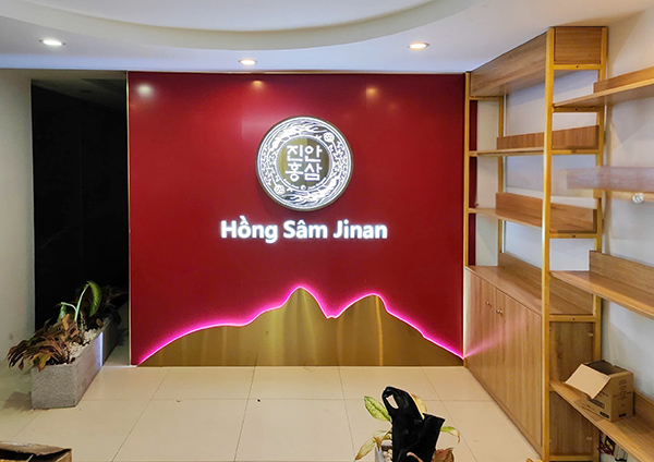 Trang tr&iacute; logo c&ocirc;ng ty tr&ecirc;n nền Alu đỏ