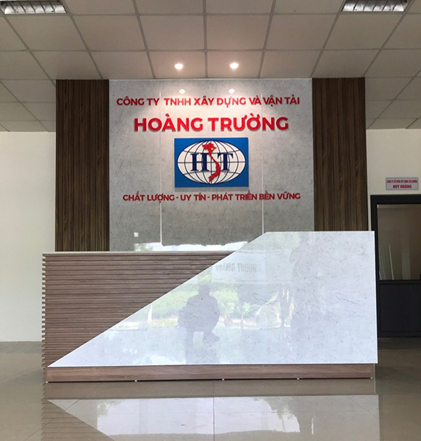 V&aacute;ch logo c&ocirc;ng ty đẹp tại quầy lễ t&acirc;n tăng nhận diện thương hiệu