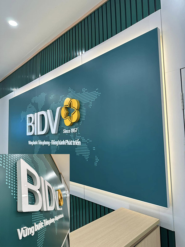 V&aacute;ch logo c&ocirc;ng ty với chứ nổi Mica nền Alu xanh