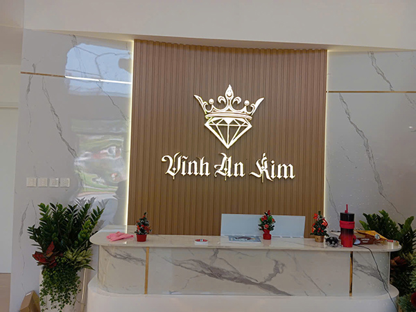 Logo v&aacute;ch c&ocirc;ng ty tại quầy lễ t&acirc;n đẹp