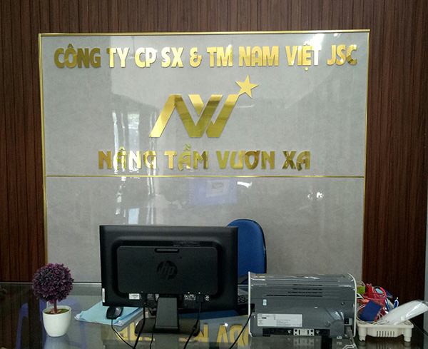 Backdrop c&ocirc;ng ty được đặt tại ph&ograve;ng gi&aacute;m đốc với chữ nổi Inox sang trọng, đẳng cấp