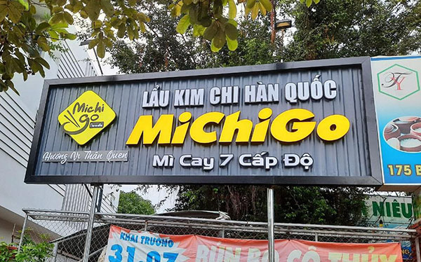 Mẫu biển quảng c&aacute;o m&igrave; cay bằng t&ocirc;n song chữ nổi