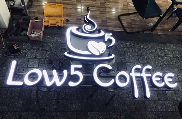 Lắp đặt bộ chữ Mica LED cho qu&aacute;n cafe