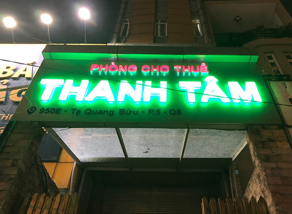 Thi c&ocirc;ng bảng hiệu chữ nổi Mica đ&egrave;n LED gi&aacute; rẻ