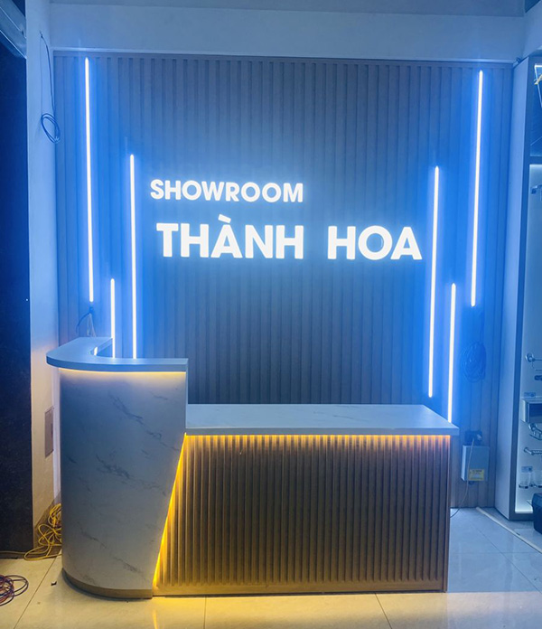 Thi c&ocirc;ng v&aacute;ch logo c&ocirc;ng ty chữ nổi Mica đ&egrave;n LED gi&aacute; rẻ