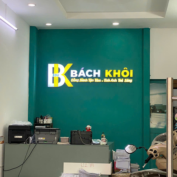 Thi c&ocirc;ng logo chữ nổi Mica đ&egrave;n LED gi&aacute; rẻ