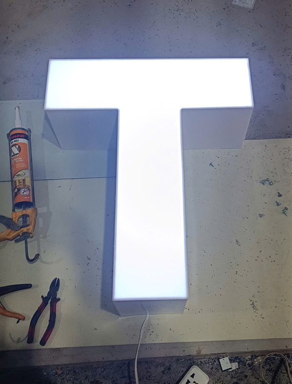 Chữ nổi Mica đ&egrave;n LED s&aacute;ng mặt