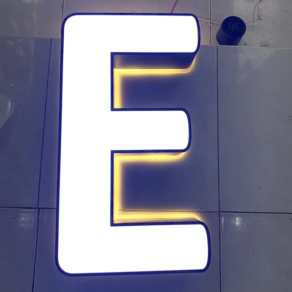 Chữ nổi Mica đ&egrave;n LED s&aacute;ng to&agrave;n bộ cả phần mặt v&agrave; h&ocirc;ng