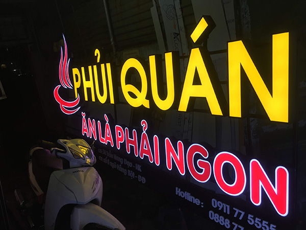 B&agrave;n giao v&agrave; lắp đặt bảng hiệu chữ nổi Mica đ&egrave;n LED