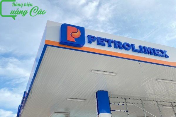 Bảng hiệu cây xăng Petrolimex chữ nổi