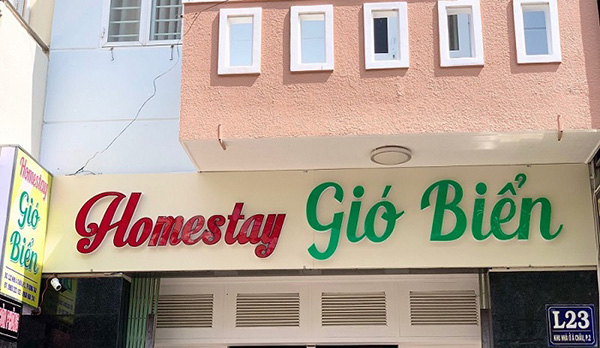 Mẫu bảng hiệu homestay Gi&oacute; Biển bằng chữ Mica d&aacute;n tường
