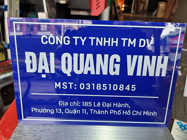 L&agrave;m bảng hiệu c&ocirc;ng ty bằng Mica m&agrave;u xanh dương
