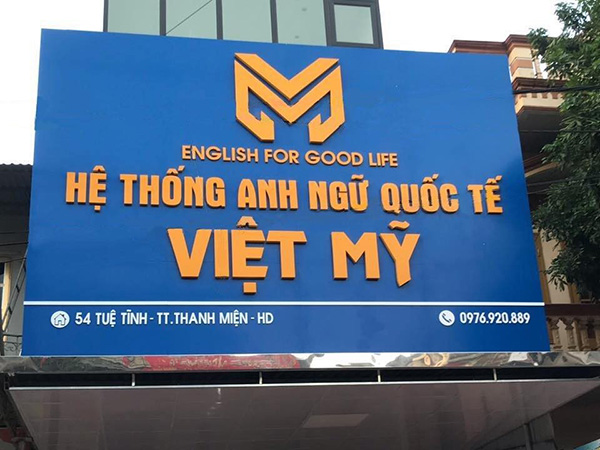 Mẫu bảng hiệu m&agrave;u xanh dương kết hợp chữ v&agrave;ng