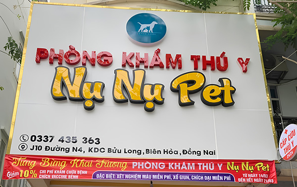 Mẫu bảng hiệu th&uacute; y bằng Alu chữ nổi Mica đ&egrave;n LED