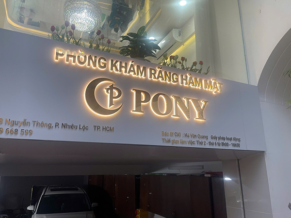 L&agrave;m chữ inox v&agrave;ng gương đ&egrave;n LED hắt s&aacute;ng ch&acirc;n cho ph&ograve;ng kh&aacute;m