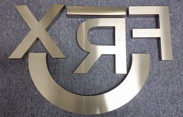 Chữ nổi Inox trắng xước gia c&ocirc;ng nổi khối