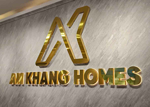 Thi c&ocirc;ng bộ chữ nổi Inox v&agrave;ng xước s&aacute;ng hắt ch&acirc;n c&ocirc;ng ty An Khang Homes