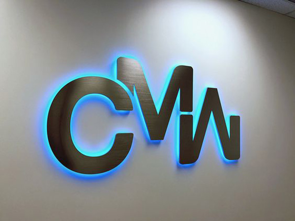 Chữ nổi Inox đ&egrave;n l&agrave;m logo kết hợp đ&egrave;n LED hắt s&aacute;ng ch&acirc;n