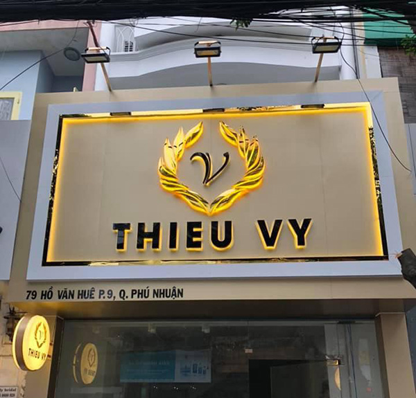 Gia c&ocirc;ng bộ chữ nổi Inox đen s&aacute;ng hắt ch&acirc;n