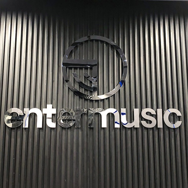 Chữ nổi Inox trắng gương l&agrave;m v&aacute;ch logo c&ocirc;ng ty