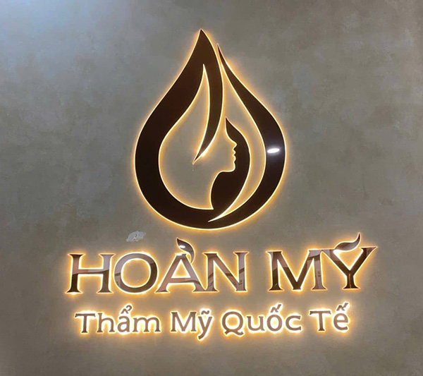 L&agrave;m chữ nổi Inox v&agrave; logo inox v&agrave;ng gương đ&egrave;n LED cho thẩm mỹ viện
