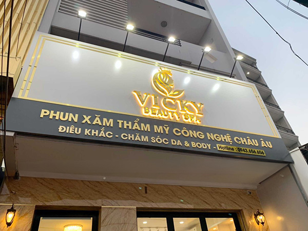 L&agrave;m chữ Inox v&agrave;ng gương đ&egrave;n LED hắt s&aacute;ng ch&acirc;n viện thẩm mỹ Vicky
