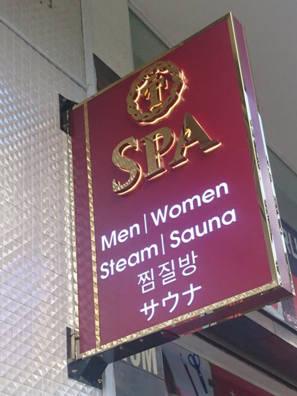 L&agrave;m chữ nổi Inox Spa tr&ecirc;n hộp đ&egrave;n treo trường