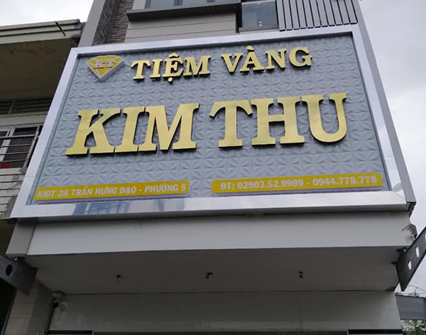 Gia c&ocirc;ng lắp đặt chữ nổi Inox v&agrave;ng xước cho tiệm v&agrave;ng