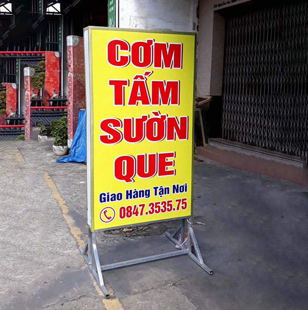 L&agrave;m biển hộp đ&egrave;n Hiflex đứng cho qu&aacute;n cơm sườn