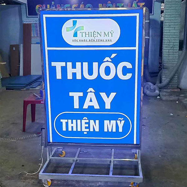 L&agrave;m biển hộp đ&egrave;n bạt Hiflex 2 mặt cho quầy thuốc t&acirc;y