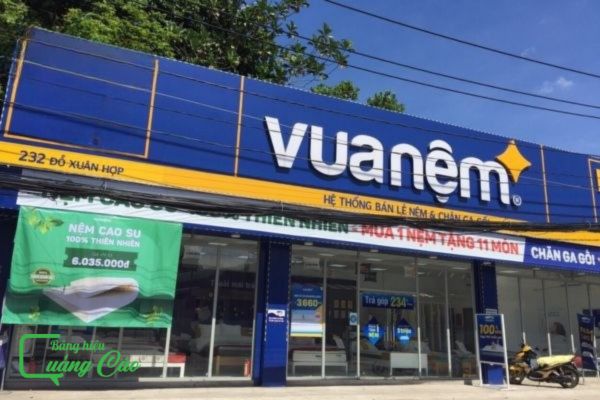 Bảng hiệu chăn ga gối đệm chữ nổi mica Vua nệm