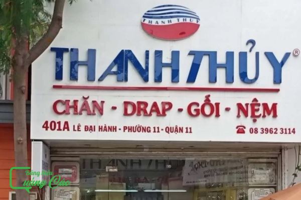 Mẫu bảng hiệu chăn ga gối đệm tone trắng xanh Thanh Thủy