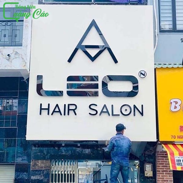Thi c&ocirc;ng bảng hiệu hair salon LEO