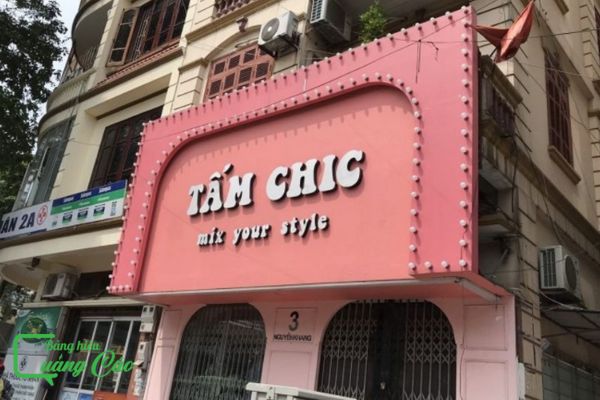 Bảng hiệu màu hồng Tấm Chic