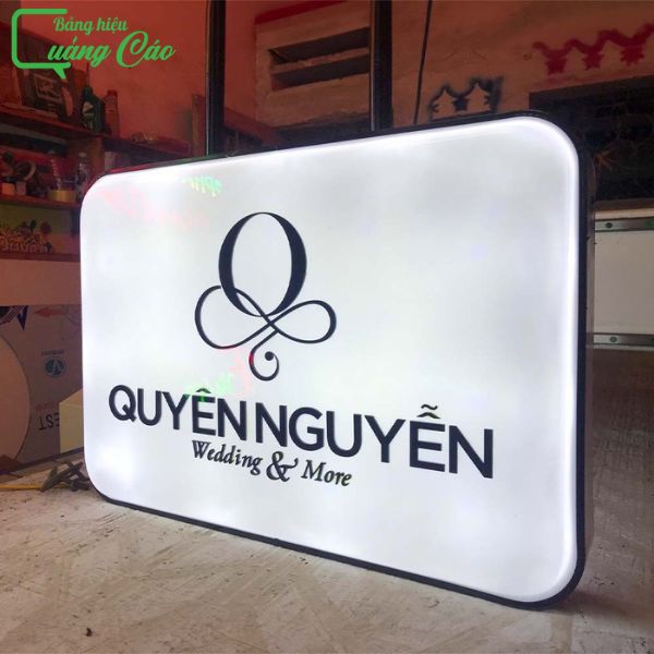 Biễn vẫy vuông đèn LED Quyên Nguyễn