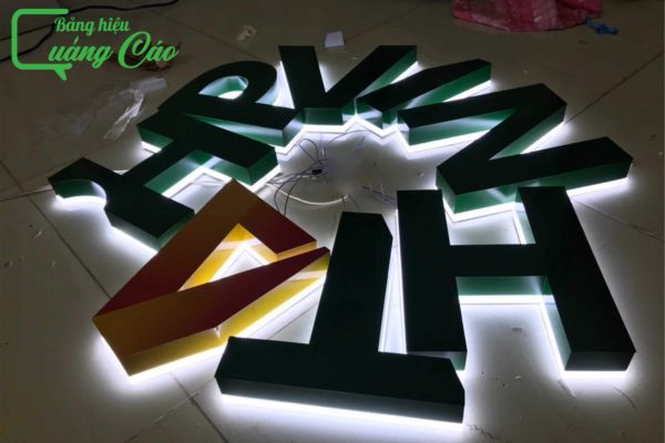 Chữ nổi mica gắn LED hắt chân giá rẻ