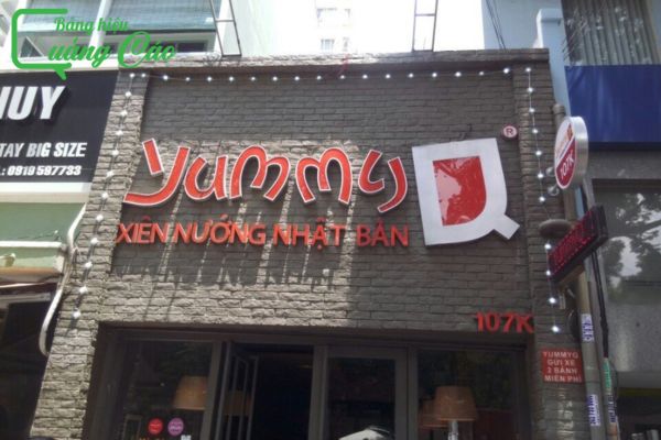 Chữ nổi mica kết hợp kim loại xiên nướng Yummy