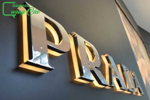 Chữ nổi mica gắn LED hắt chân Prada