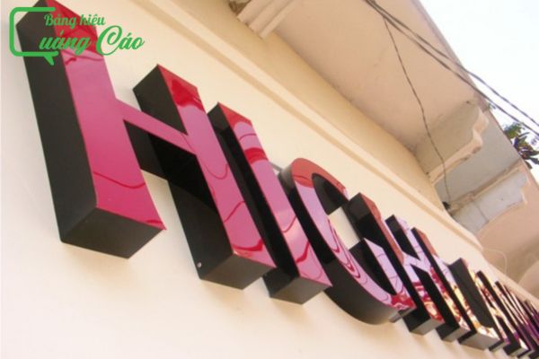 Lắp đặt chữ nổi mica Highland