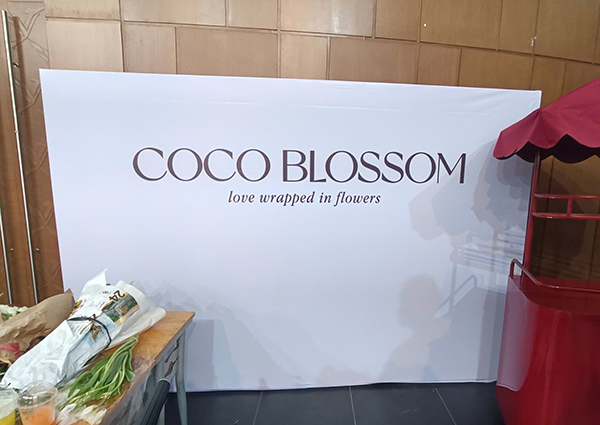 Thiết kế backdrop gian h&agrave;ng hội chợ đơn giản, chuy&ecirc;n nghiệp