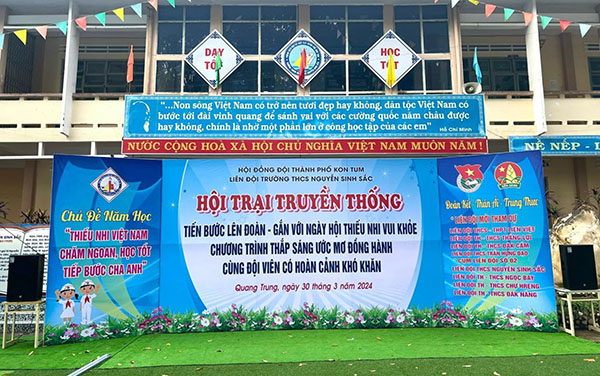 Mẫu backdrop hội trại truyền thống