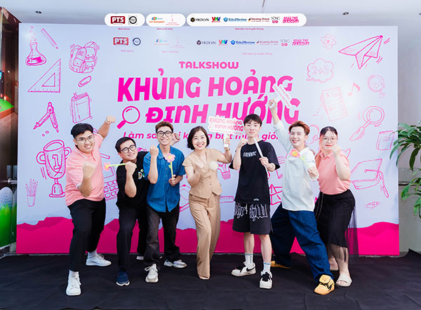 Thi c&ocirc;ng backdrop talkshow trọn g&oacute;i tại TPHCM