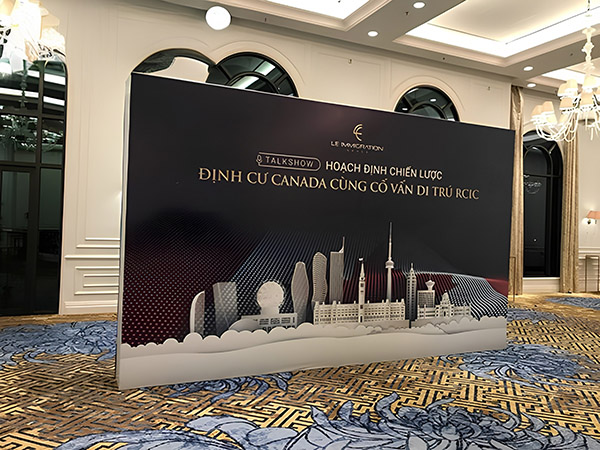 Thiết kế thi c&ocirc;ng trọn g&oacute;i backdrop talkshow tại TPHCM