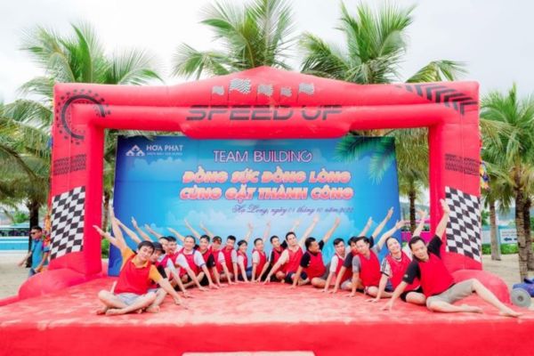 Mẫu backdrop team building bãi biển Công ty Hoa Phat